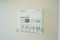 雨の日の洗濯も安心できる浴室暖房乾燥機付き浴室。リモコンで操作もボタン1つで簡単。