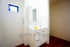 三面鏡つき洗面台。鏡裏にたっぷりとした収納スペースがあります。鏡を閉めてしまえば小物は見えないため、スッキリとした印象の洗面台にできます。