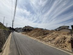 現地（2026年3月17日）撮影。大型車の通行が少なく、騒音や振動が少ないので静かで快適な生活を送れます。落ち着いた住宅地内で快適な生活を実現してみませんか。