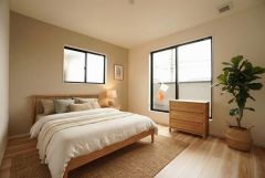 家具はイメージです。主寝室としてお使いいただけそうなこちらのお部屋は、日当たりが良く、爽やかな風を感じて起きる朝は、快適生活の始まりに。