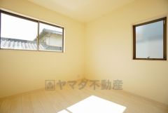 住む人のこだわりを活かす洋室。日当たりがよく、寝室としての利用もおすすめ。広めのクローゼットには荷物をすっきり片付けられ、ゆとりのある暮らしが出来ます＾＾