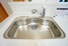 広々としたステンレスシンクには、洗剤やスポンジを収納出来るラック付き。広さも確保しているので、大きなお鍋も洗いやすいです。
