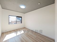 明るい室内は、風通しも良く、大変居心地の良い空間となっております。爽やかな風を感じて起きる朝は、快適生活の始まりに。