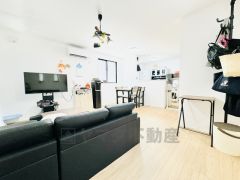 家族が集まる開放的なリビング。思い思いの時間を過ごしたり食事をしたり、素敵な団らんの場になりますね。