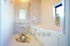 広々1坪タイプの浴槽ユニットでゆったりくつろげるバスルーム。窓、浴室乾燥機付きで換気・雨の日の洗濯もばっちり＾＾