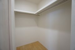 同仕様写真。収納力豊富なウォークインクローゼット。洋服や小物などを1箇所にまとめて美しい収納を実現します。スーツケースのような大型の荷物も置けます＾＾