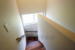 お子様も高齢の方も安心して上り下りができる手摺がついた安心設計です。 階段には小窓を配置しました。日中でも暗くなりがちな階段下が明るくなり安全ですね。