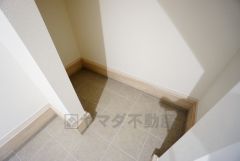 ベビーカーや泥のついたおもちゃをしまうのに便利なスペースです。玄関周りをスッキリさせることが出来ます＾＾