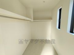 季節物の衣類もスッキリ収納できるウォークインクローゼット。クローゼット内で洋服のコーディネートから着替えまで中で出来るので、部屋が散らかりにくいです。