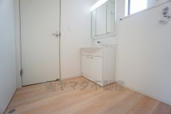 同仕様写真。三面鏡つき洗面台。収納も一体型になっているので、ドライヤーやヘアアイロンの置き場に困りません。