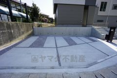 3台まで並列駐車できるので、急な来客時やお子様が成人して車を所有するようになっても安心です。