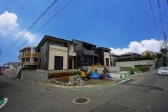 前面道路は広く、車同士がすれ違うスペースが十分にあります。落ち着いた住宅地内で快適な生活を実現してみませんか＾＾