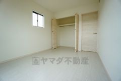 同仕様写真。暖かい日差しが差し込む洋室。たっぷり収納できるクローゼット付きでお部屋の中をすっきりと快適に保てます。