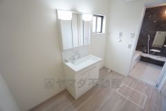 同仕様写真。三面鏡裏収納付き洗面化粧台です＾＾ 歯磨きセットやスキンケア用品などの収納に便利ですね。 生活感も隠すことができ、来客時にも安心です。