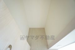 同仕様写真。食品や飲料、調理器具を収納できるパントリー付き。週末に買いだめした食料を楽々収納できます。