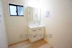 三面鏡つき洗面台。鏡裏にたっぷりとした収納スペースがあります。鏡を閉めてしまえば小物は見えないため、スッキリとした印象の洗面台にできます。