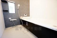 1日の疲れを癒すくつろぎのバスルーム。足を伸ばしてもゆったりと入れるサイズです。お子様と一緒にお風呂に入っても狭くないですね^^