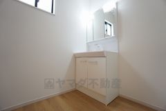 同仕様写真。三面鏡つき洗面台。鏡裏にたっぷりとした収納スペースがあります。鏡を閉めてしまえば小物は見えないため、スッキリとした印象の洗面台にできます。