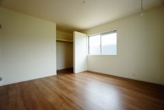 同仕様写真。主寝室としてお使いいただけそうなこちらのお部屋は、日当たりが良く、爽やかな風を感じて起きる朝は、快適生活の始まりに。