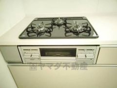 複数の調理を一度に行うことができる3口コンロ。効率よくお料理が出来ます。毎日のお料理も楽しくなりますね＾＾