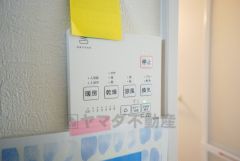 雨の日の洗濯も安心できる浴室暖房乾燥機付き浴室。リモコンで操作もボタン1つで簡単。