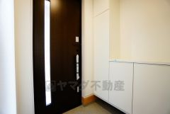 採光も考えられた明るい玄関です。シューズボックスは全身鏡付きで、お出かけ前にコーディネートのチェックが出来ますね。