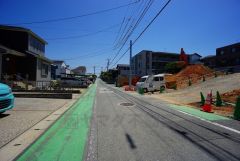 現地（2025年5月13日）撮影。住人以外の車の進入も少なく、小さなお子様を持つご家庭にも安心です。