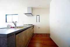 リビングにいるお子様を見守りながらお料理ができる対面キッチン。カウンタートップの汚れもサッと拭き取ることができ、お掃除ラクラク＾＾