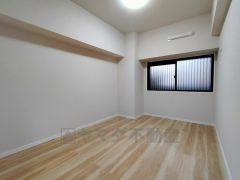 明るい洋室です。ナチュラル色のフローリングで開放的な優しい雰囲気になっています＾＾ベッドや机、ＴＶを置いてもゆとりのある広さです。