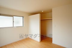 同仕様写真。住む人のこだわりを活かす洋室＾＾ウォークインクローゼットもあり荷物もすっきり片付けられ、ゆとりのある暮らしが出来ます＾＾