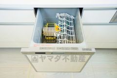 食後の時間にゆとりを与えてくれる食器洗い乾燥機。操作ボタンも上面にあるので、腰をかがめずに操作が楽々。