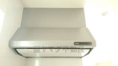 お手入れが簡単なスリム型レンジフードです。調理により発生する油煙や臭いを吸い込み、屋外へ排気してくれます。