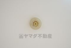 火災発生をいち早く知らせてくれる火災報知器は標準装備です。