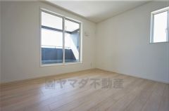 同仕様写真。寛ぎの時間を紡ぎだす主寝室は、大型ベッドを置いても余裕の広さを確保しています。