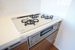 複数の調理を一度に行うことができる3口コンロ。効率よくお料理が出来ます。毎日のお料理も楽しくなりますね＾＾