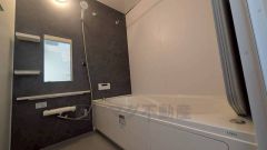 1日の疲れを癒すくつろぎのバスルーム。足を伸ばしてもゆったりと入れるサイズです。お子様と一緒にお風呂に入っても狭くないですね^^