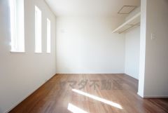 住む人のこだわりを活かす洋室。日当たりがよく、寝室としての利用もおすすめ。広めのクローゼットには荷物をすっきり片付けられ、ゆとりのある暮らしが出来ます＾＾