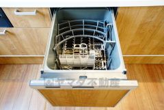 食後の時間にゆとりを与えてくれる食器洗い乾燥機。操作ボタンも上面にあるので、腰をかがめずに操作が楽々。