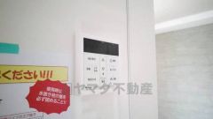 キッチン横からお湯張り、追い炊き、足し湯がボタン一つで楽々操作できる給湯機リモコンです。忙しい夕飯準備の時間帯に重宝しますね。