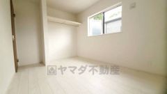 住む人のこだわりを活かす洋室。日当たりがよく、寝室としての利用もおすすめ。広めのクローゼットには荷物をすっきり片付けられ、ゆとりのある暮らしが出来ます＾＾