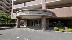 きれいに保たれたエントランスが安らぎに満ちた暮らしへ誘います。