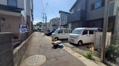 現地（2025年10月1日）撮影。住人以外の車の進入も少なく、小さなお子様を持つご家庭にも安心です。