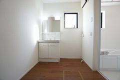 同仕様写真。三面鏡裏収納付き洗面化粧台です＾＾ 歯磨きセットやスキンケア用品などの収納に便利ですね。 生活感も隠すことができ、来客時にも安心です。