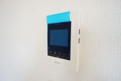 防犯はもちろん、セールスマン対策にもなるモニター付きインターホンです。お子さん1人での留守番時にも活躍しそうです。
