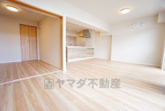 リビングは広々とした設計で、家族が集い、寛ぐ暮らしの空間を演出しています。思い思いの時間を過ごしたり、家族みんなで食事をしたり、素敵な団らんの場になりますね。