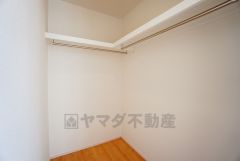 収納力豊富なウォークインクローゼット。洋服や小物などを1箇所にまとめて美しい収納を実現します。