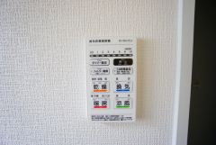 浴室暖房乾燥機付き。天候に左右されず、いつでも好きなときに洗濯物を干せるので、仕事や家事で忙しい方に重宝します。