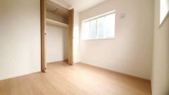 住む人のこだわりを活かす洋室。日当たりがよく、寝室としての利用もおすすめ。広めのクローゼットには荷物をすっきり片付けられ、ゆとりのある暮らしが出来ます＾＾