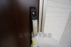 かざすだけで開閉できる、タッチキー採用の玄関。お買い物帰りで、両手がふさがってきても簡単に中に入れます＾＾