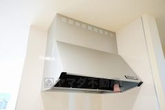 お手入れが簡単なスリム型レンジフードです。調理により発生する油煙や臭いを吸い込み、屋外へ排気してくれます。